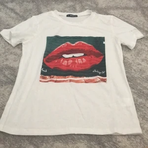 T-shirt  - En fin t-shirt i jättebra skick, skriv för frågor eller fler bilder🥰💗 