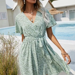 Jätte fin klänning  - Super fin klänning som tyvärr inte kommer till användning då jag har så många klänningar. Den är i storlek M men passar mig som har S💗 