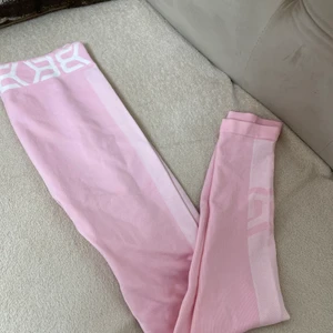 Tränings tights storlek M - Säljer mina rosa tights i storlek m, har använt dem en gång. Säljer för 100kr