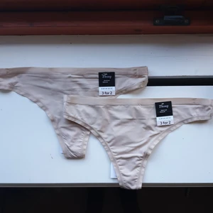 Stringtrosor - Helt nya, fortfarande plomberade stringtrosor från Lindex. Storlek 34. Köpte 3 för 2, kom hem prövade de ena, men de passade inte. Så därför är det bara 2 trosor kvar. Men de är fortfarande oanvända inte ens prövade och de 2 är fortfarande plomberade!