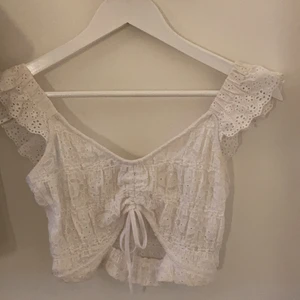 Somrig blus/topp - Köpt på bikbok, storlek XS men passar S🌸 använd 1göng till skolavslutning🌟🌟 köptes för 259 mitt pris 200!!