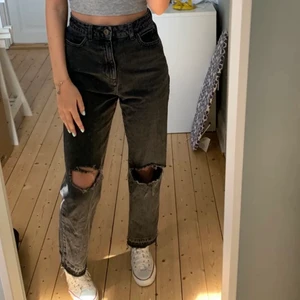 Baggy jeans - Ett par supersnygga, slitna, svarta jeans i storlek 34! Byxorna sitter lite baggy och är i en riktigt snygg modell. Jag köpte de av en tjej på plick men tyvärr så passade de inte mig. frakt är inte inkluderat i priset. Om du har några frågor, tveka inte att fråga :)❤️ 
