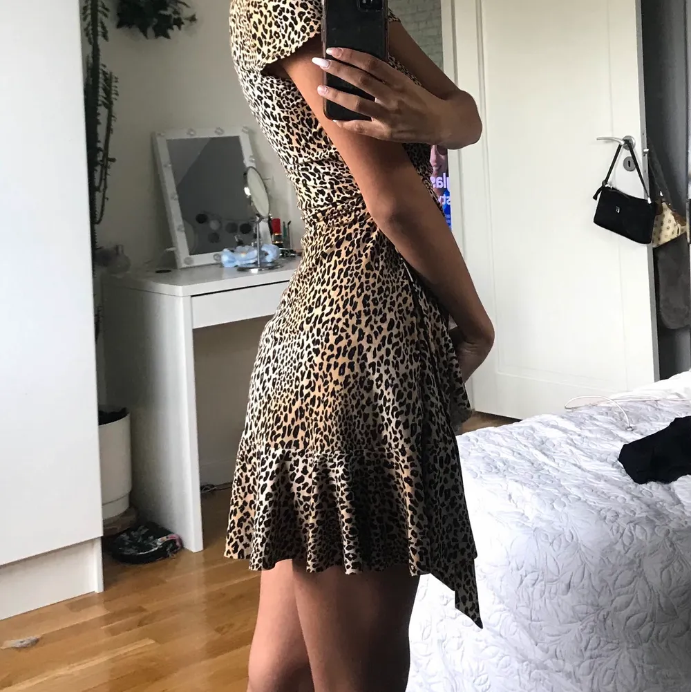 Leopard kläning i väldig fin skick💕 köpt på hm men knappt använd tyvärr, säkert någon som kan använda upp denna perfekt!😍💖 storlek:S. Klänningar.