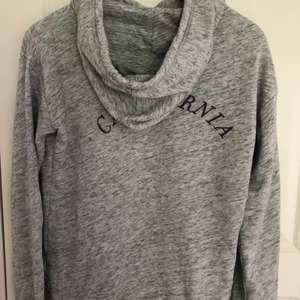 Hollister hoodie - Strlk S, använd ett fåtal gånger, bra skick. Köparen står för frakt