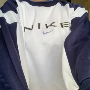 Nike tröja - En helt underbar blåvit ÄKTA niketröja. Inte sett någon annan sälja denna modellen, nyskick, köpte den för 1100 kr ungefär men den kommer tyvärr inte till användning 🤍 vid frågor eller fler bilder är det bara att skriva <3