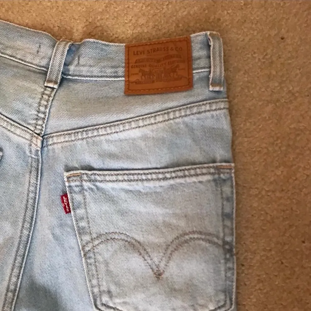 säljer dessa supersuperfina high loose från levis. De är i ljusblå tvätt och så fina nu på sommaren. Passar jättebra i längd på mig som är 176cm. Tyvärr var de för stora för mig i midjan så måste sälja vidare:(❤️ (bilderna är lånade från förra ägaren) . Jeans & Byxor.