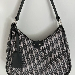 Diorliknande väska - Helt oanvänd diorliknande axelväska, pappret kvar i. Säljs pga inte min stil längre! Skriv till mig privat❤️✨