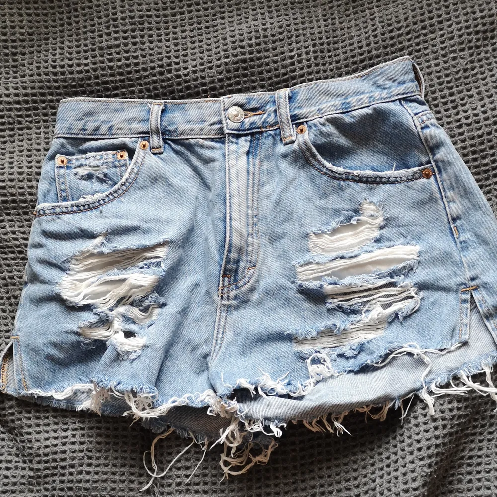 Basic par med håliga jeans shorts. Köpta förra sommaren och ganska använda. Inga större skador på dom och helt dugliga till att använda igen. . Shorts.