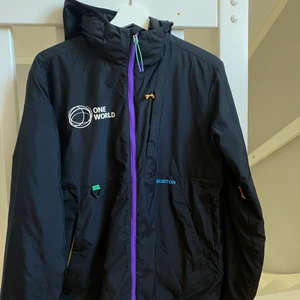 Burton One world jacka - Endast använd en gång, passar även S då den är större i storleken. Slutsåld på hemsidan. Nypris 1700kr. Köparen står för frakten.