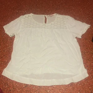Tunn blus/topp  - Aldrig använd. Stilren men ganska genomskinlig, spetsdetaljer över bröstkorgen 