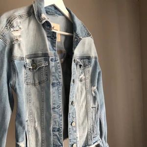 Hollister jeansjacka - En jeansjacka från Hollister i storlek S. Jackan har några slitningar och är i färgen ljusblå :)