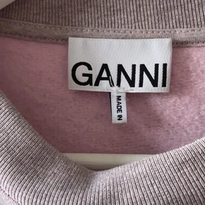 Ganni tröja - Storlek L och är i nytt skick, buda! Budgivningen börjar på 600kr