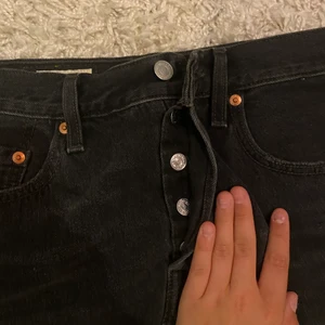 Jeans kjol - En svart/grå jeans kjol från Levi’s❣️ använda ett fåtal gånger men annars orörda, inga slitningar utöver dem som ska finnas i slutresultatet på kjolen😊 frakt tillkommer som köparen står för🥰📦