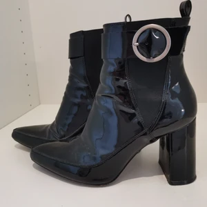 Högklackade skor  - Högklackade skor från H&M i storlek 40. Fint skick 🖤✨ Gratis frakt 🥰