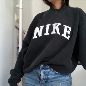 Nike vintage sweatshirt i storlek L  - oversized för mig som brukar ha s. Kommer tyvärr inte till användning. 