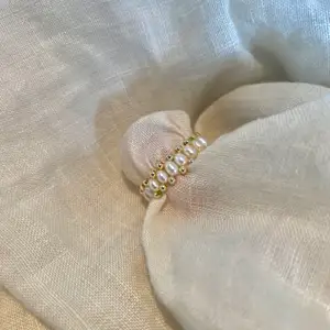 Din nya go-to ring som passar till alla tillfällen! Vita pärlor tillsammans med guldiga toner skapar den mest perfekta ringen med dess unika mönster!  ————————————————————————————————— Begränsat antal!  Fraktkostnad: 29kr KÖP DIREKT HÄR ELLER VIA INSTAGRAM DM💌 @naniiastudio