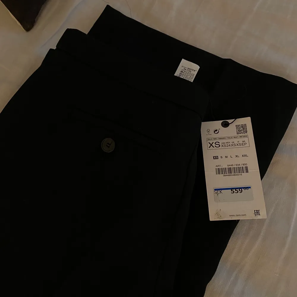 Säljer hela oanvända lågmidjade kostymbyxor från Zara i storlek XS. Observera att dom är för små för mig som är en S så skulle mer säga att dessa sitter som en XXS. ( kan mötas upp i Stockholm 🌸). Jeans & Byxor.