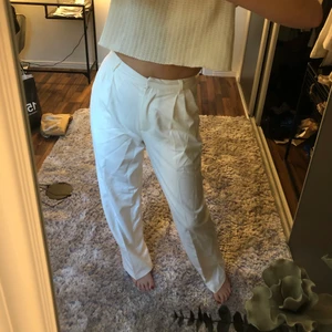 Super fina vita kostymbyxor f - Vita kostymbyxor från Angelica blicks kollektion med NA-KD i storlek 36💓💓helt nya & prsilappen är kvar