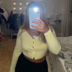 Stickad tröja  - Stickad tröja/kofta från asos i strl 36💛 100kr+frakt 