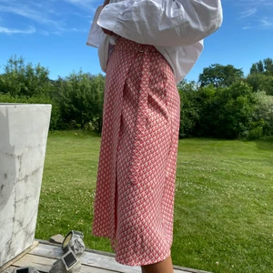 Mönstrad omlottkjol - En superfin mönstrad kjol med gulddetalj! 