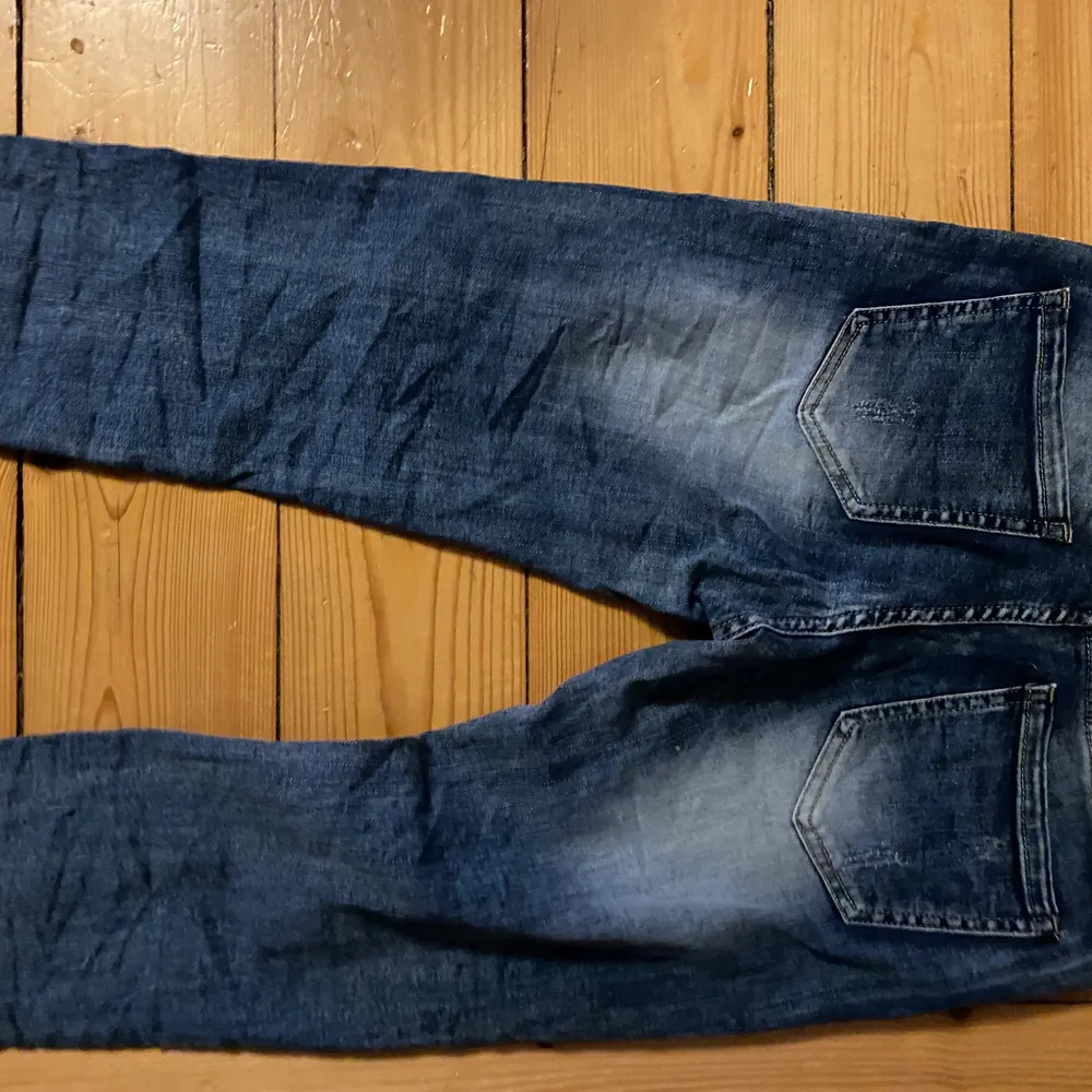 Säljer dessa jeans då dom alldrig kommer till användning. De är helt nya med lappen kvar. Storlek M och köpta för 249kr men väldigt bra kvalitet. De är även stretchiga och ganska högmidjade.. Jeans & Byxor.