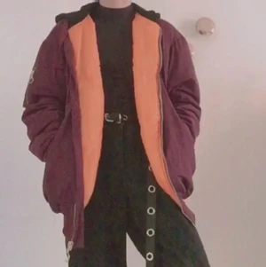 Jacka med svart luva - Skitcool lila jacka med orange innefoder och svart luva från Bikbok! Använd max 3 gånger. Säljer pga att den inte kommer till användning. Storlek XS - 150kr plus frakt! 