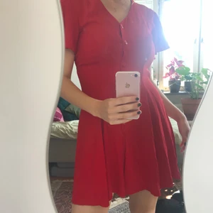 Röd klänning! - Jättefin sommar klänning (egentligen byxdress men ser ut som klänning) Köpt på beyondretro och använd några gånger men inget som syns! Knyts där bak så kan reglera efter strl