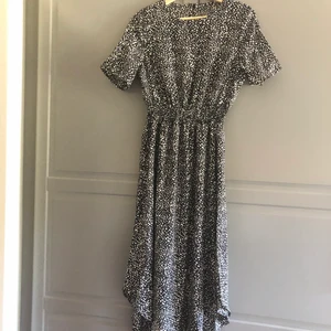 Klänning - Svart/vit klänning i lite längre modell. Endast provad. 