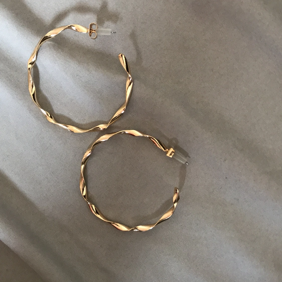 Två stycken golda örhängen  - 91