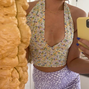 Halterneck topp 🤍 - Säljer denna fina blommiga halterneck toppen 🤍 aldrig använd!! Storlek S men den är justerbar så passar större också. 100 kronor eller högsta bud. 🌻 💫 LÄGG BARA BUD OM DU KAN OCH VILL KÖPA 💫