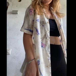 Oversize skjorta - En jätterik blommig skjorta som är jättefin att ha på sig över en mindre topp. Jag har i vanliga fall storlek M och skjortan är rätt oversized på mig
