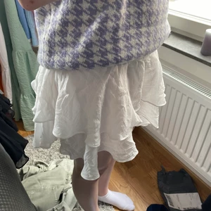 Vit volangkjol - Vit volangkjol, säljes då jag har för många 