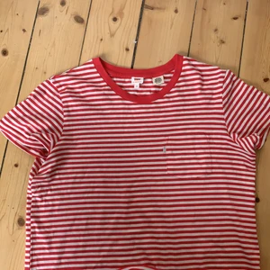 Levis T-shirt  - Nästan oanvänd!! Avklippt så är lite kortare. Frakt ingår ej!