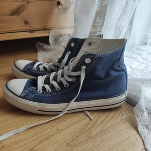 Jeansblå Converse i storlek 41 - Jeansblå Converse i storlek 41! Väldigt fint skick, nästintill oanvända. Köpare står för frakt! Hör av Er för fler foton eller frågor✨ FRAKT: 96kr