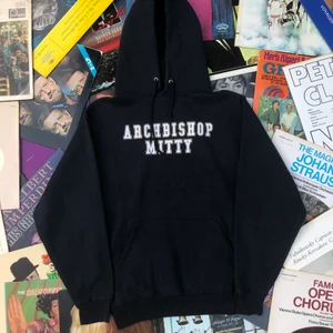 HODDIE!! 💿💿 - Archbishop Mitty high-school hoodie från San Jose, California. Hoodien är i grymt vintage skick, trycket är lite slitet men inget som stör själva helheten av varken trycket eller tröjan. Tröjan är producerad av Jerzees och skulle uppskatta att tröjan är från tidigt 00-talet. Storleken är S men skulle snarare säga att tröjan är mellan S och M. Det är bara att höra av dig om du undrar något ✌🏻🌱💫 Ord pris: 299kr! 
