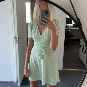 Sommarklänning - Somrig klänning med knytning runt midjan från Gina tricot💚 Endast använd en gång! Högsta budet ligger på 200kr