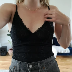 Body från NA-KD i storlek S - Spetsbody från NA-KD i storlek S. Aldrig använd utan endast testad! Jag på bilden är 170 cm lång och har vanligtvis S i toppar.