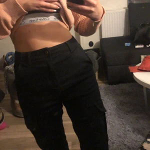 Stay byxor - Byxor med fickor på benen