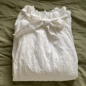 ✨Sommarkjol✨(strl S) - Super fin vit långkjol som jag säljer pga att den nt kommer t användning. Pris kan diskuteras. Köpare står för frakt💘