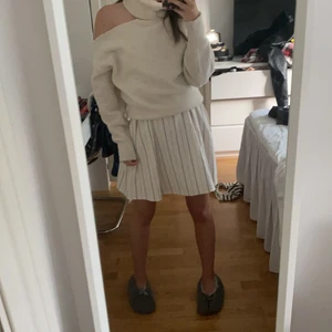  Beige stickad tröja.  - Jättefin tröja från ginatricot med cut out på en axeln. Jättefin verkligen men tyvärr kommer den inte till användning. Storlek xxs men passar även en xs. Köpt för 400 kr