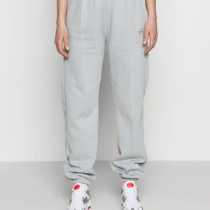 Nike mysbyxor  - Grå mysbyxor från Nike, använda endast 2 gånger💞💞 Nypris 499kr. Storlek xs men är rätt oversize, Jag är ca 174cm. 200kr + frakt 🤍