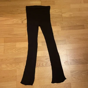 Byxor från Zara - Svarta ribbade byxor med små volanger nedtill från Zara. Storlek s