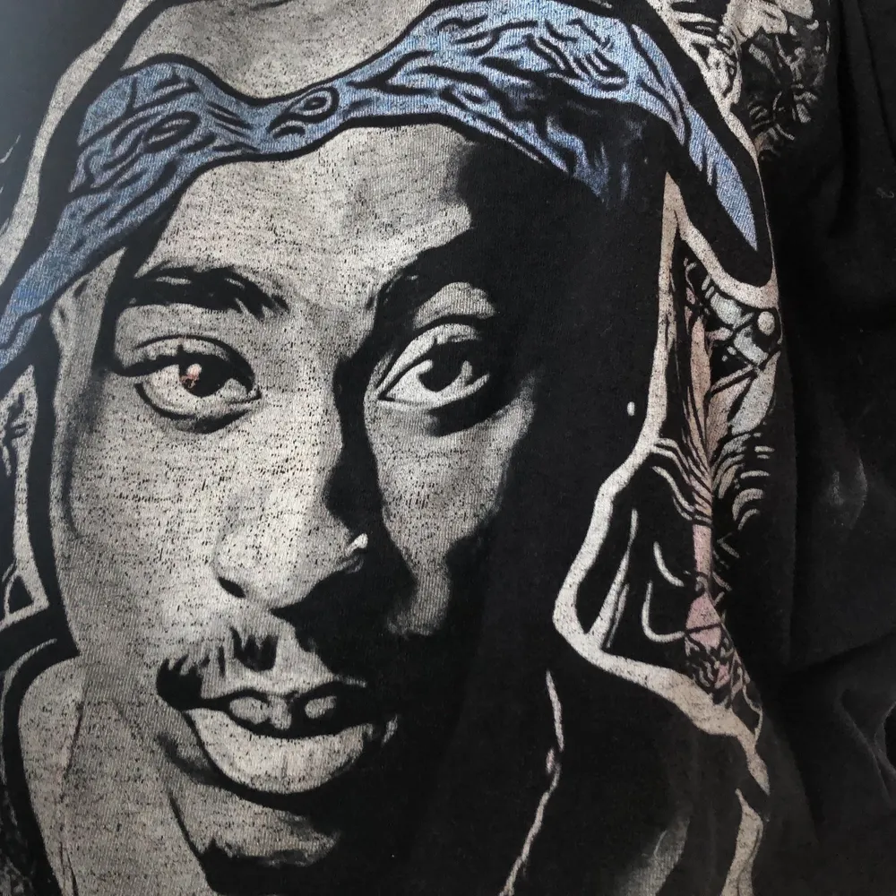 en fin tupac tröja knappast använd tycker om den men använder den inte längre den är i storlek s men är ganska stor(köpare står för frakt)❤️. T-shirts.