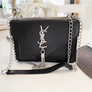 YSL Handväska - YSL Handväska, ej äkta! Helt NY! Hämtas i Lessebo eller fraktas mot fraktkostnad spårbar 66kr extra. Filmar alltid när jag postar, eller skickar med spårbar frakt. Skriver alltid avs! Jag garanterar en snabb och pålitlig affär! 🎀