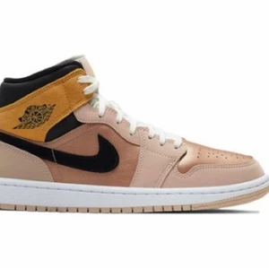 Air Jordan 1 Mid SE ”Particle Biege” - Storlek 39 men små i storlek. Bra skick, använda i en vecka men säljes då dem är små i storlek. 100 % äkta medföljande kartong.
