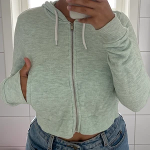Tröja - Ljusgrön luvtröja med dragkedja från H&M i strl S 🤍