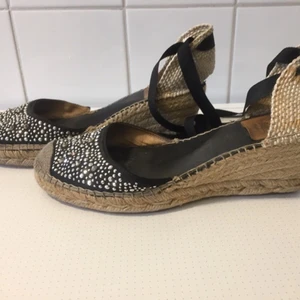 Skor - Ett par fina skor med kilklack, använda men i bra skick! 