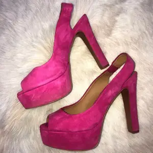 Klackar ifrån Zara. ”Hot Pink Suede Slingback Peep-Toe Heels”. Vintage från vår/sommar kollektionen 2012. I bra skick (andvända en gång). Storlek 38, riktigt sköna! Priset kan förhandlas vid intresse 🤍