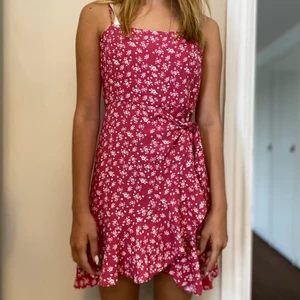 Klänning från ASOS  - En rosa klänning från ASOS. Med ett band runt midjan. Nästan aldriga använd. Slt kort klänning. Älskar den men var för liten. 