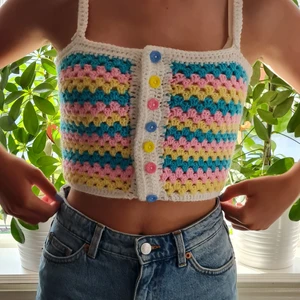 Virkad topp! - (Säljer även en till virkad topp!)                        En väldigt fin virkad topp som jag köpte för ca 1 år sedan, aldrig använd! Säljer pga inte min stil! I storlek s